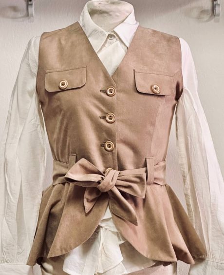 Chalequillo Mujer Camel con Volante