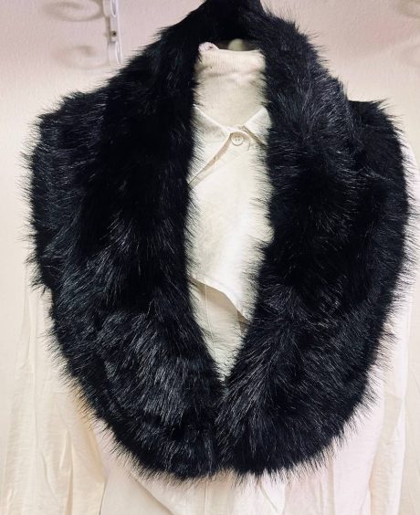 Cuello de Pelos Negro